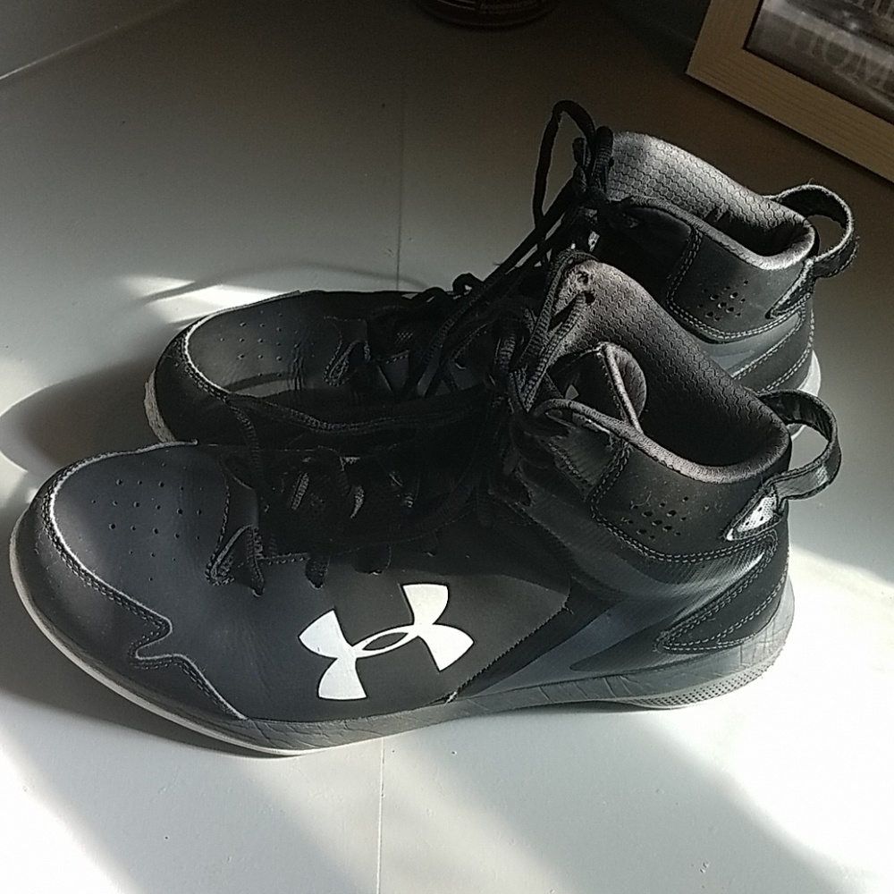 Size 8.5 boys under armor basketball shoes